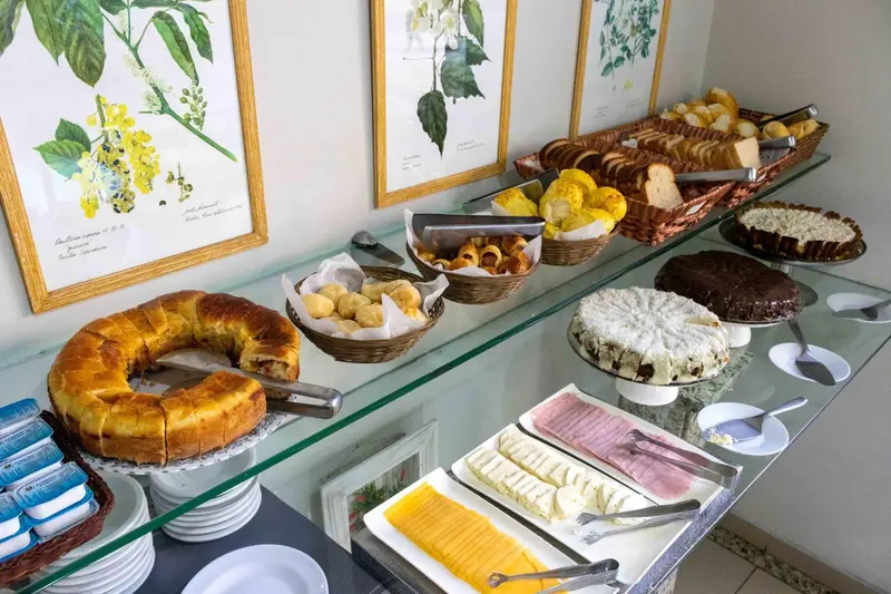 Un buffet propose une variété de pâtisseries, de pains et de fromages.