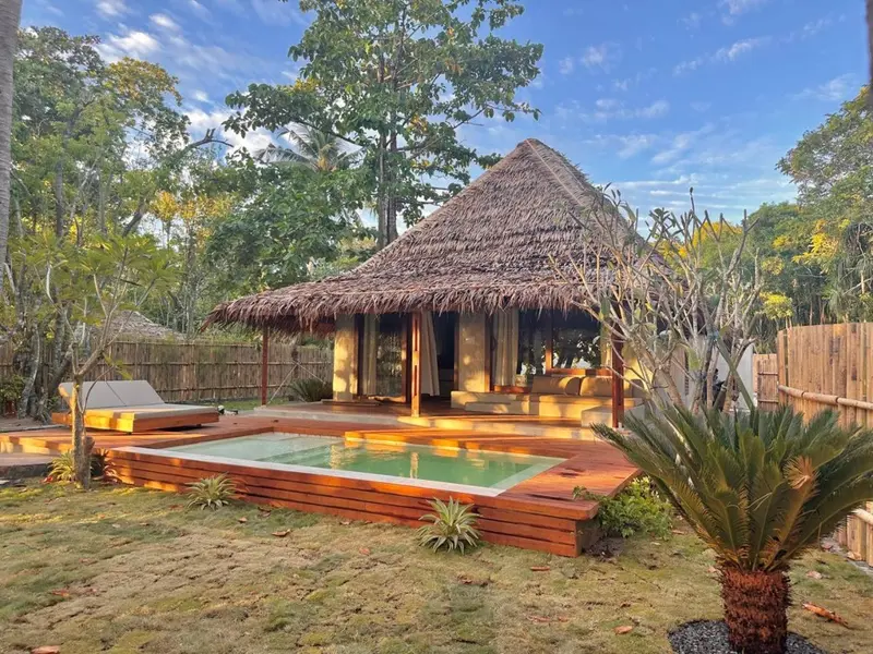 Une villa avec piscine privée et terrasse en bois.