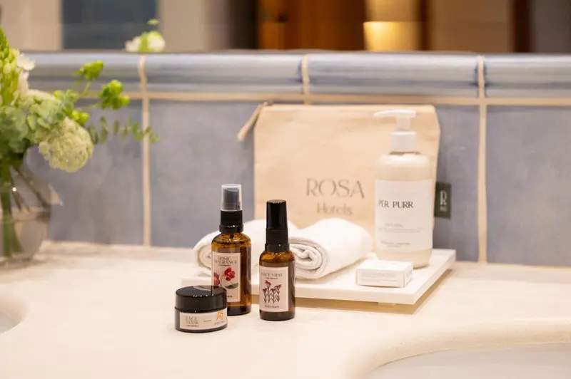 Présentation de produits de toilette sur un plateau dans une salle de bain.