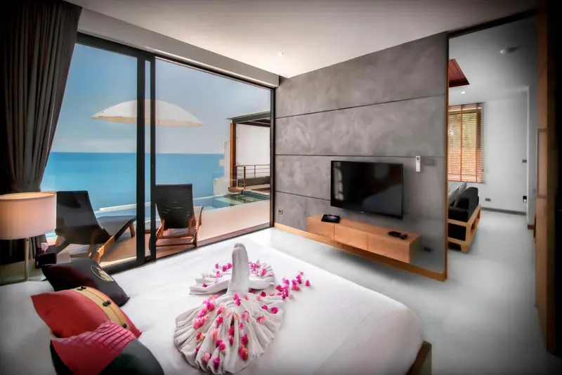 Une chambre lumineuse avec un grand lit et une vue sur la mer.