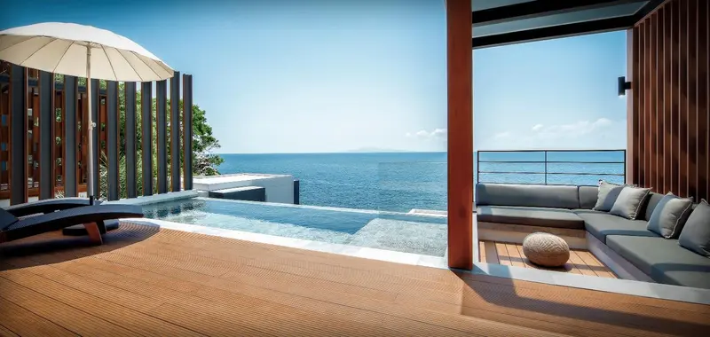 Terrasse avec salon et piscine à débordement donnant sur la mer.
