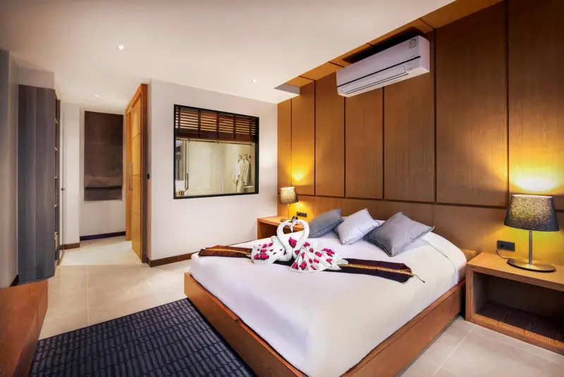 Une chambre lumineuse avec un grand lit et une décoration soignée.