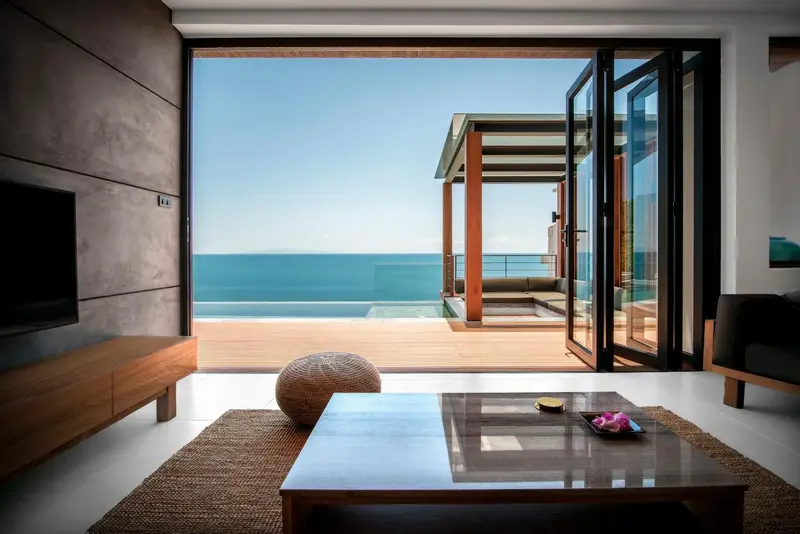 Interieur lumineux donnant sur une terrasse avec vue sur la mer.