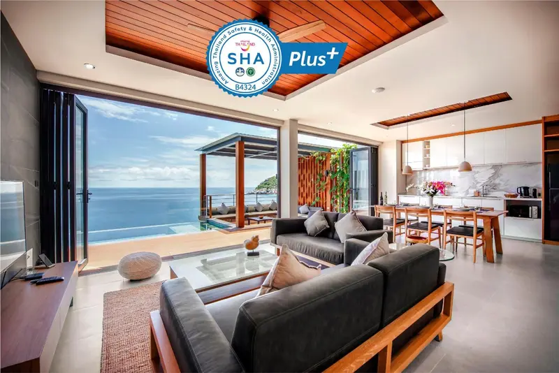 Un salon lumineux s'ouvre sur une terrasse avec vue sur la mer.