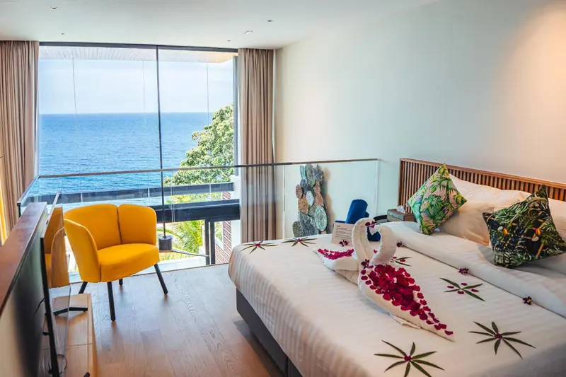 Une chambre lumineuse avec un grand lit et une vue sur la mer.