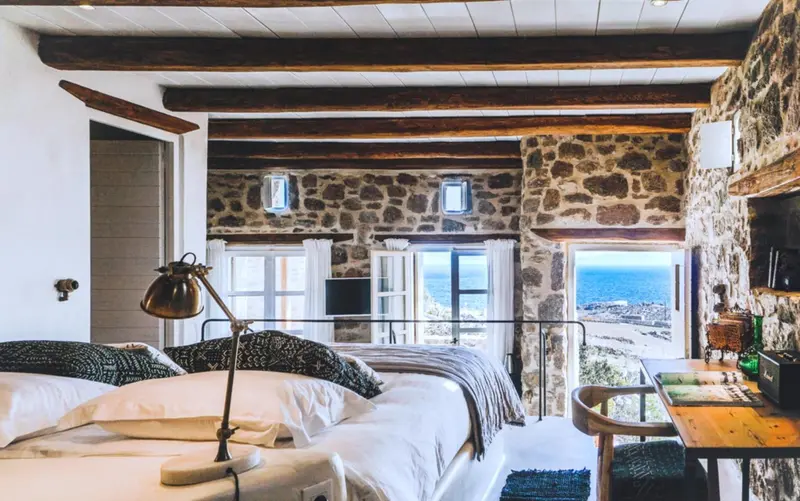Une chambre à coucher avec un lit et une vue sur la mer.