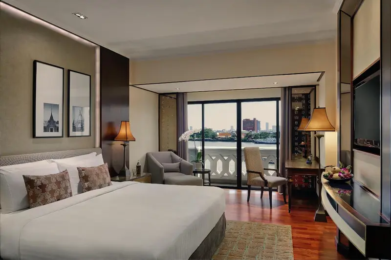 Chambre spacieuse avec un grand lit et une vue sur la ville.