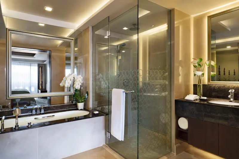 Une salle de bain moderne avec baignoire et douche à l'italienne.