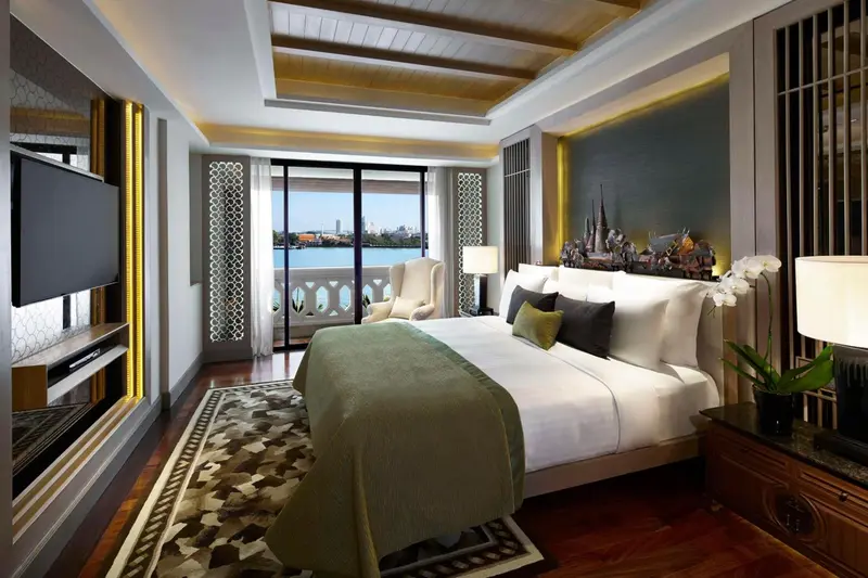 Une chambre lumineuse avec un grand lit et une vue sur la mer.