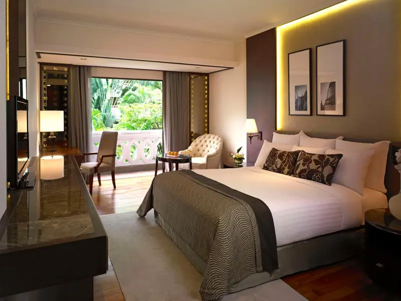 Une chambre lumineuse avec un grand lit et un accès à une terrasse.