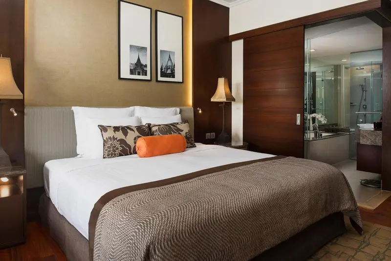 Une chambre d'hotel avec un grand lit et une salle de bain attenante.
