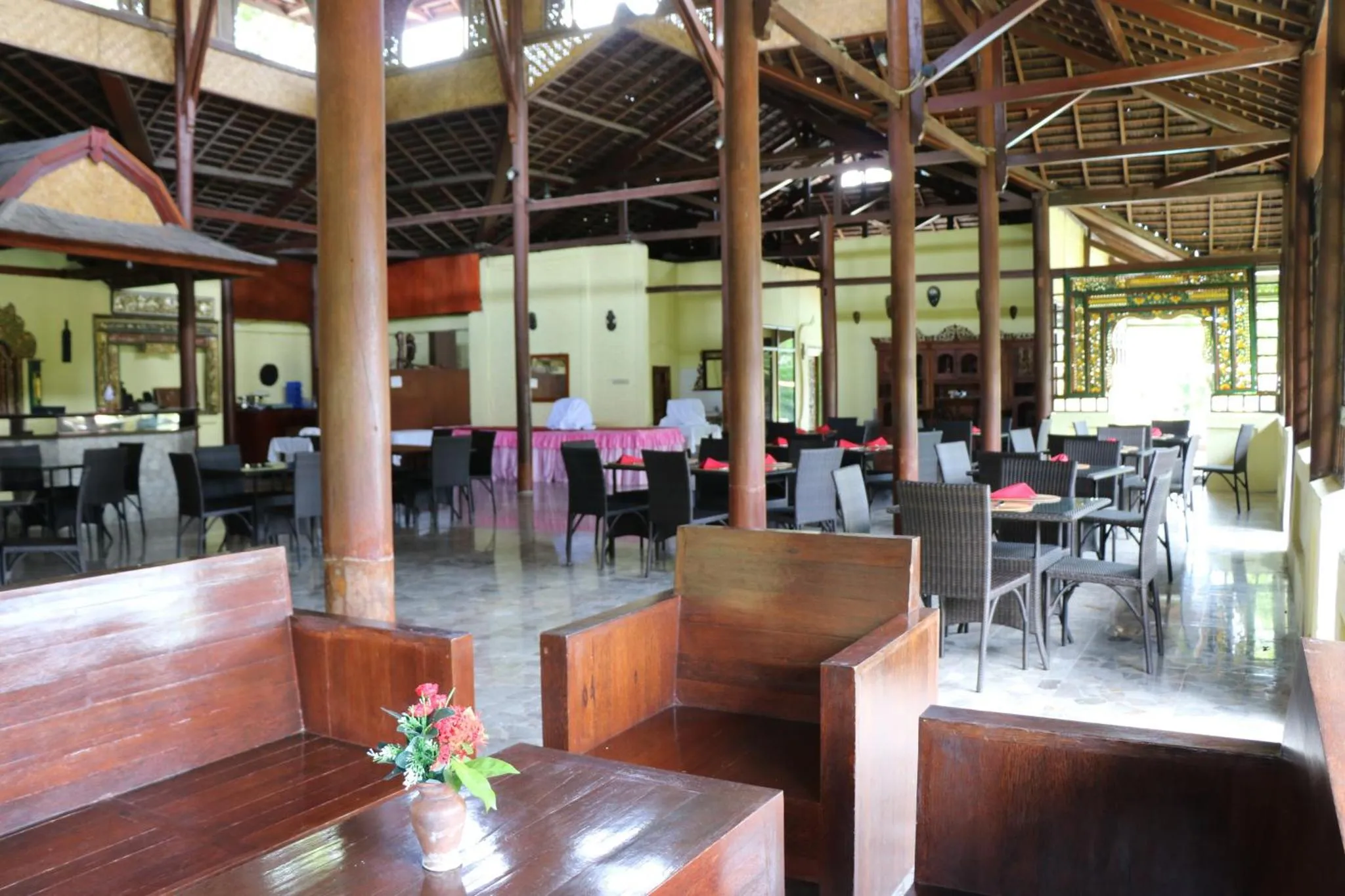 Une salle à manger spacieuse avec des tables et des chaises en bois.