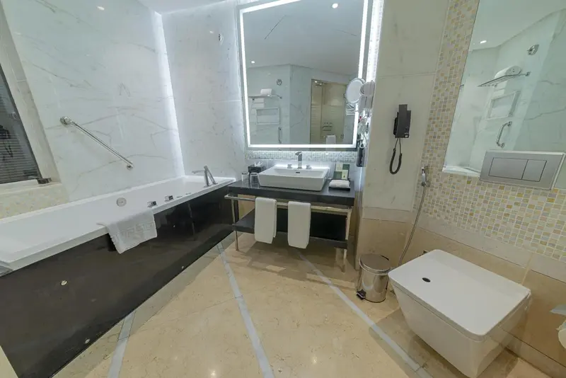 Une salle de bain moderne avec baignoire et douche à l'italienne.