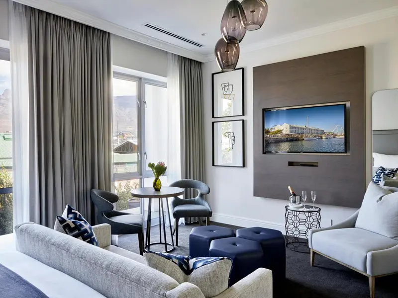 Un salon confortable avec canapés, fauteuils et une table basse.