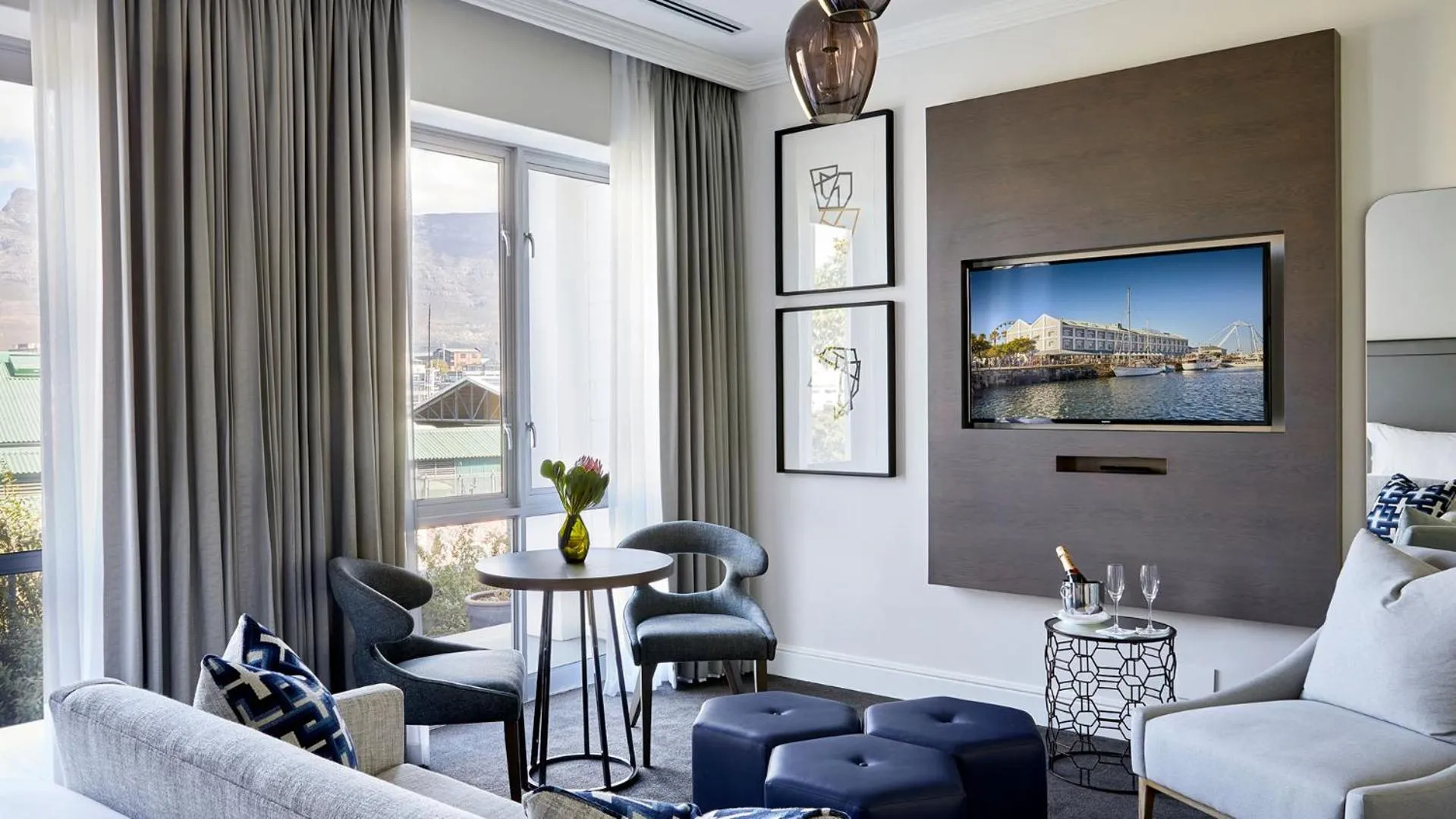 Un salon d'hôtel avec un coin salon et une vue sur la mer.