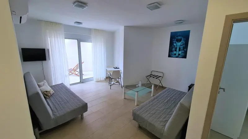 Espace de séjour lumineux avec canapés et table basse.