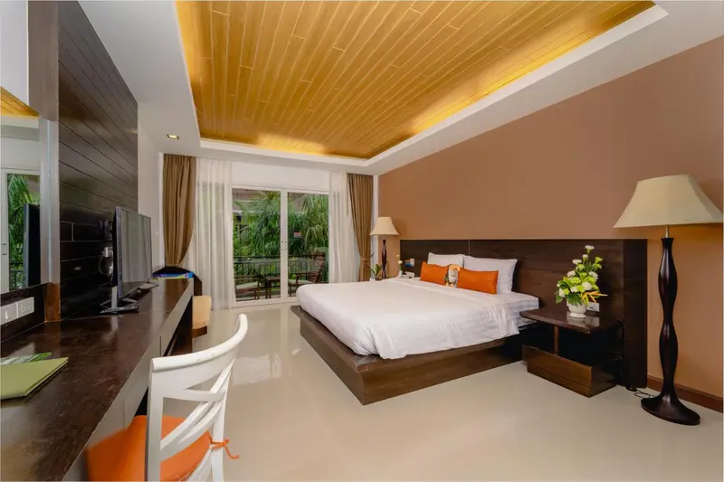 Une chambre lumineuse avec un grand lit et un bureau.