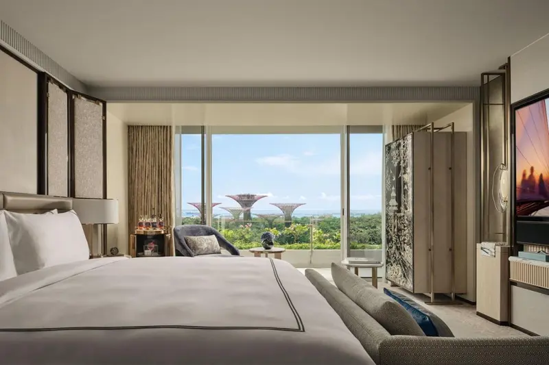 Une chambre lumineuse avec un grand lit et une vue sur un jardin futuriste.