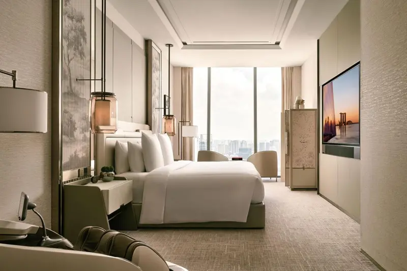 Une chambre d'hotel moderne avec un grand lit et une vue sur la ville.
