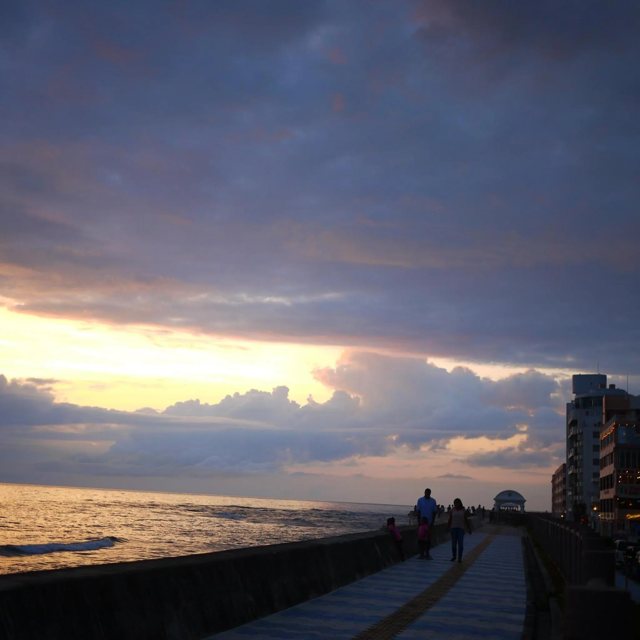 Une promenade en bord de mer au coucher du soleil.