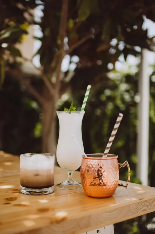 Trois boissons rafraîchissantes sur une table en bois.