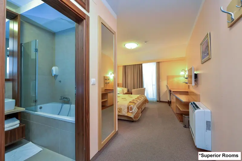 Une chambre lumineuse avec un lit et une salle de bain attenante.