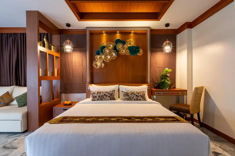 Une chambre lumineuse avec un grand lit et une décoration murale.