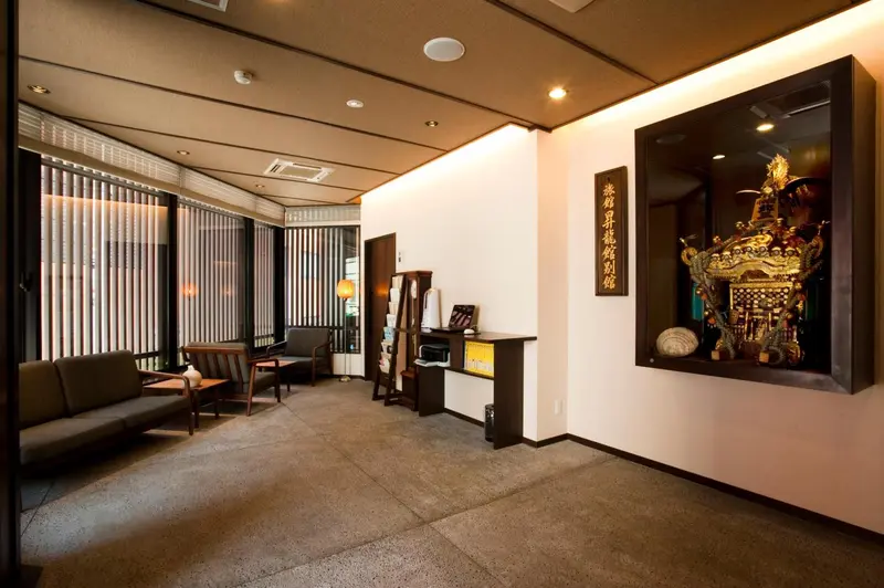 Espace de détente intérieur avec canapés et décoration murale.