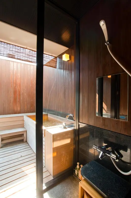 Une salle de bain moderne avec une baignoire et un lavabo en pierre.