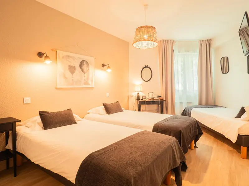 Une chambre lumineuse avec deux lits simples et une décoration murale.