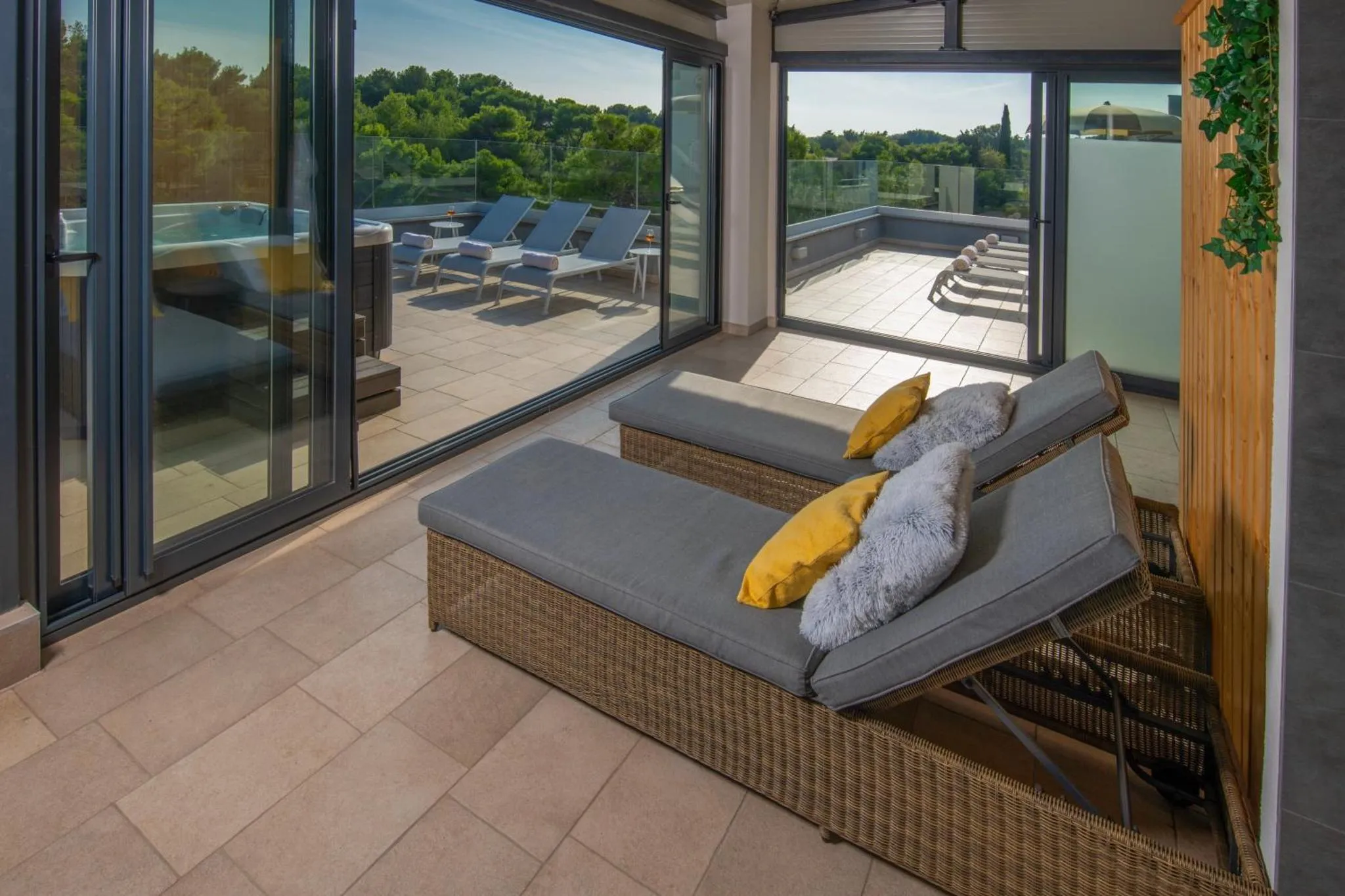 Espace de détente extérieur avec mobilier confortable et vue sur la mer.
