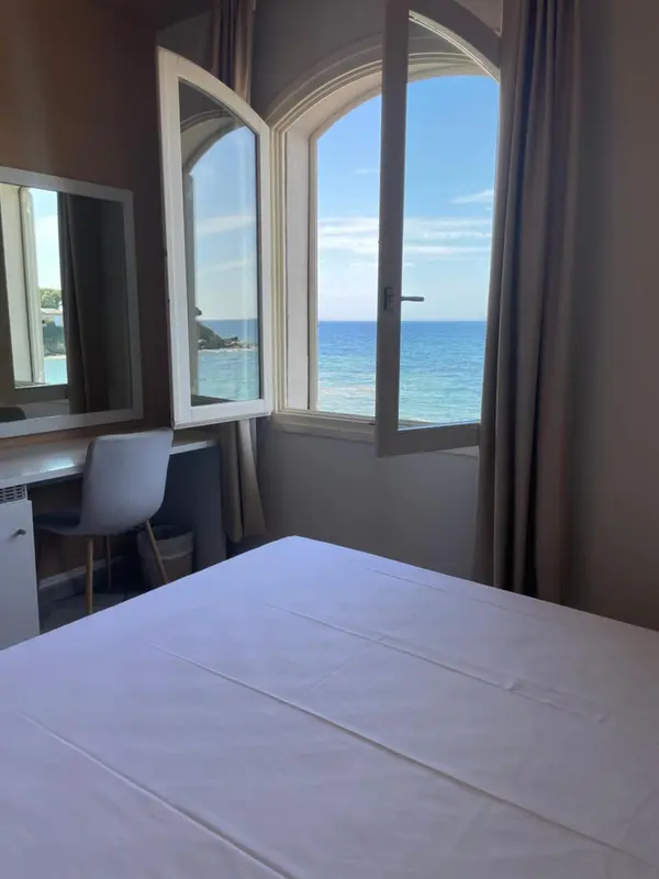 Une chambre lumineuse avec vue sur la mer.