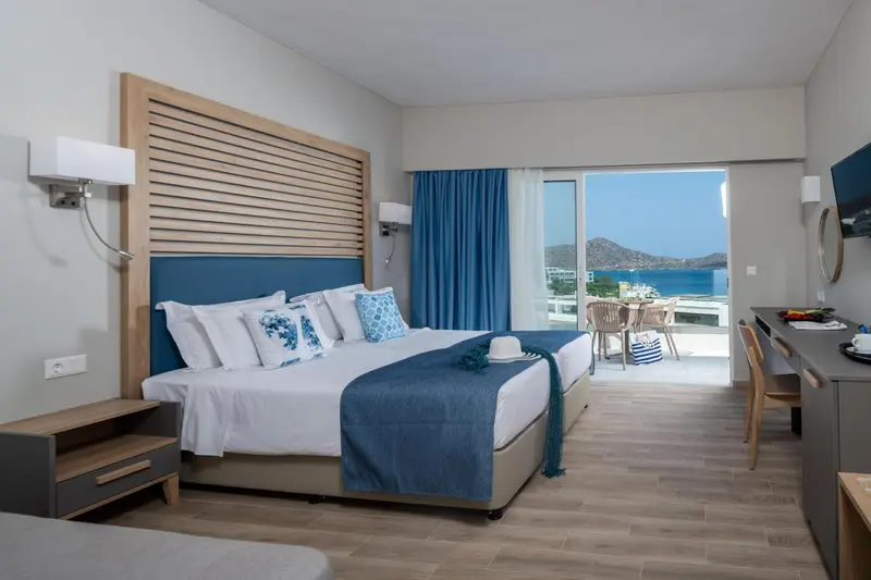 Une chambre lumineuse avec un grand lit et un accès à une terrasse.