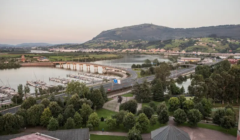 Vue aérienne d'une ville côtière avec un port de plaisance et des ponts.