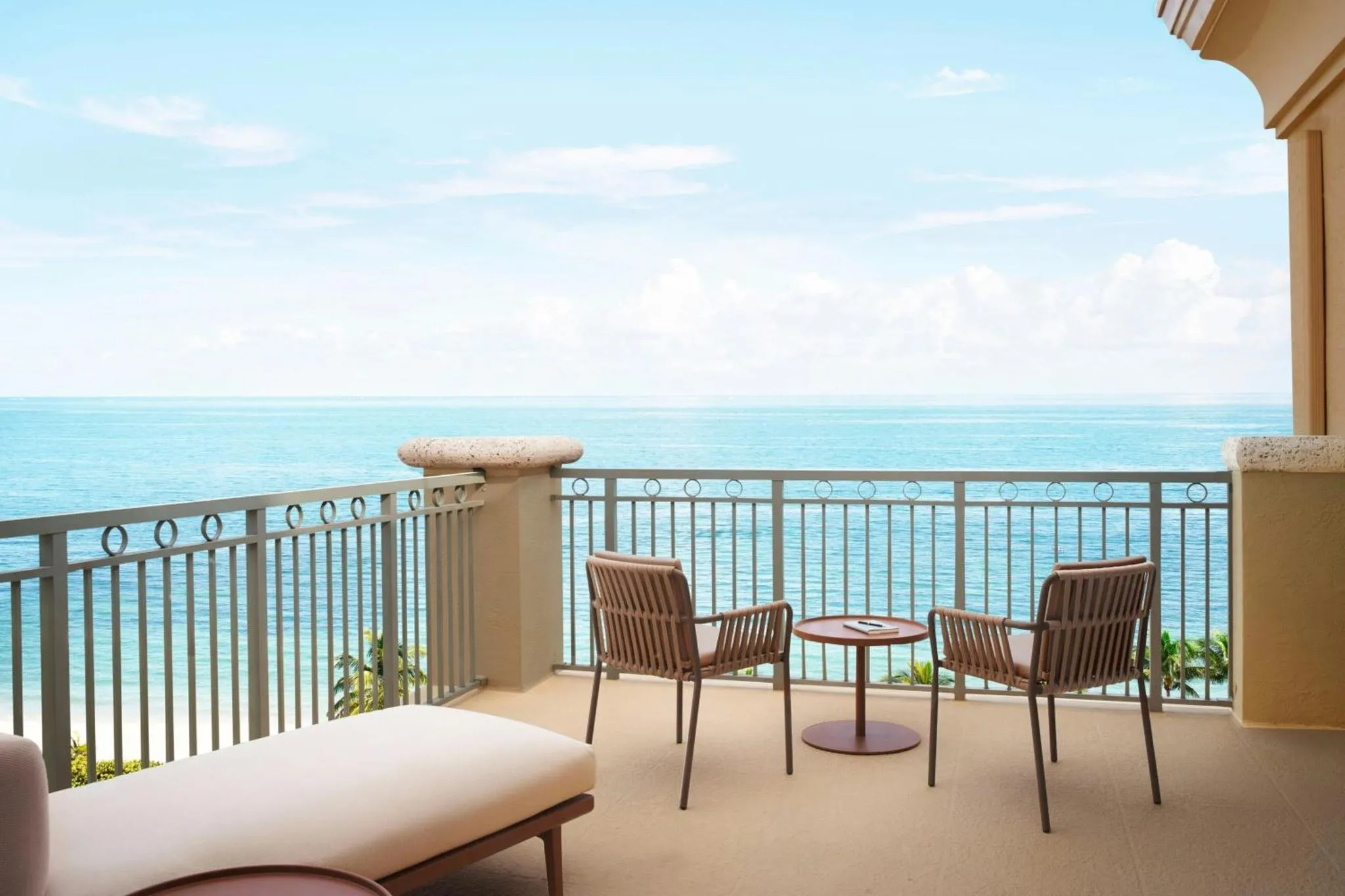 Terrasse avec mobilier d'extérieur donnant sur la mer.