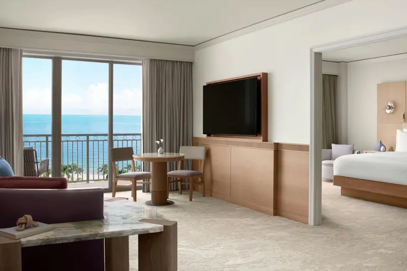 Espace de vie lumineux avec vue sur la mer depuis de grandes baies vitrées.