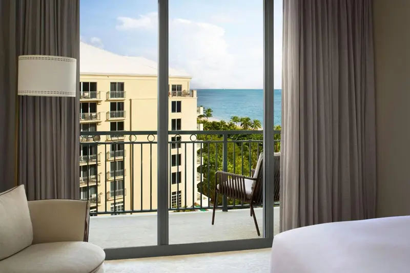 Vue sur la mer depuis une chambre avec balcon.