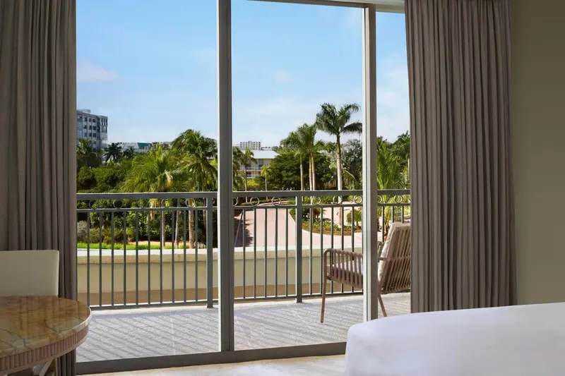 Une vue sur la végétation luxuriante depuis un balcon.