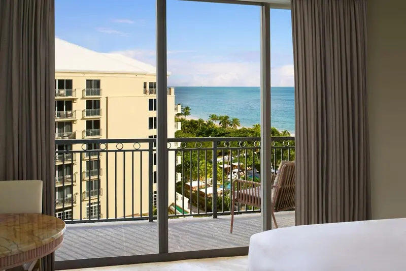 Vue sur la mer depuis un balcon d'hôtel.