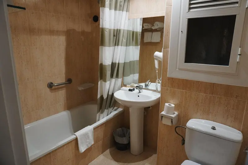 Une salle de bain avec baignoire et lavabo.