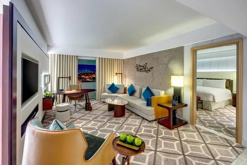 Espace de vie intérieur avec canapé, table basse et télévision.