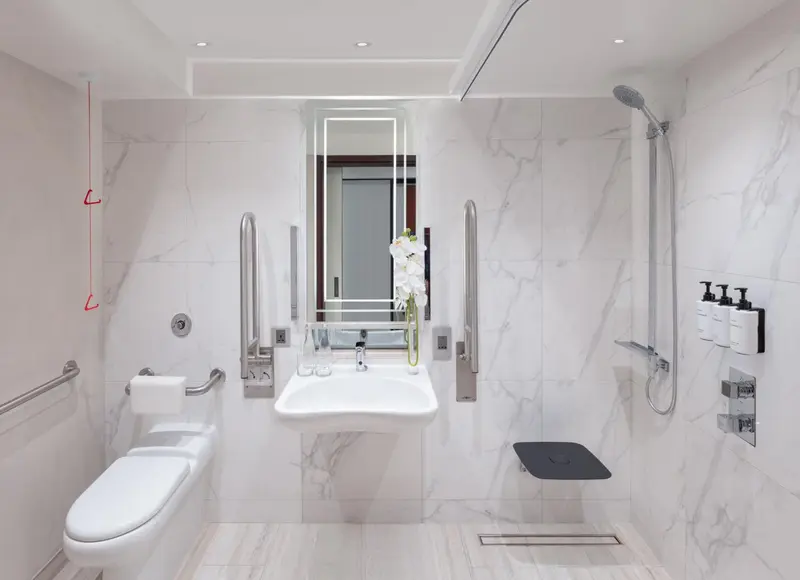 Une salle de bain moderne avec douche à l'italienne et lavabo.