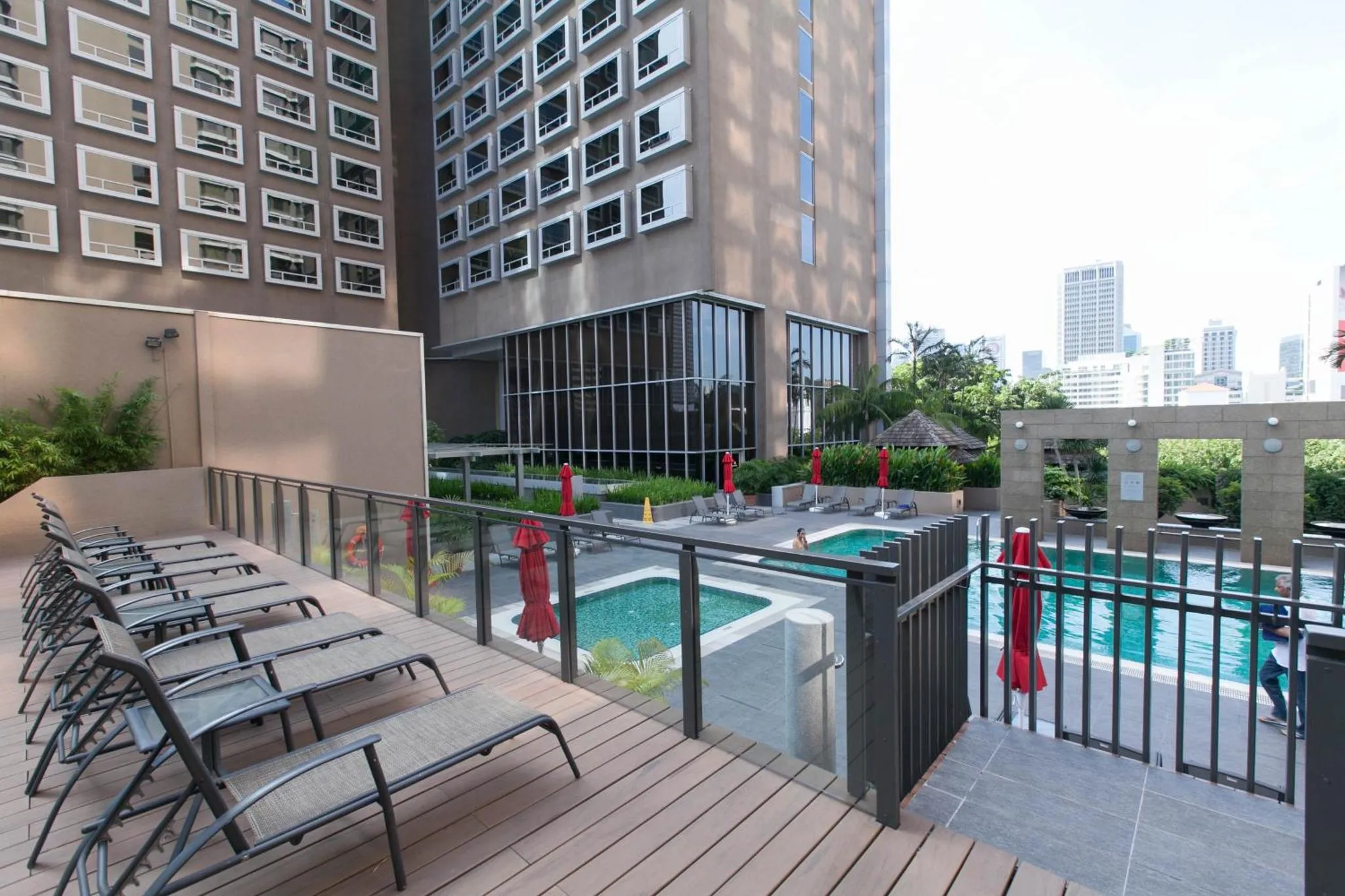 Terrasse avec transats et petite piscine en extérieur.