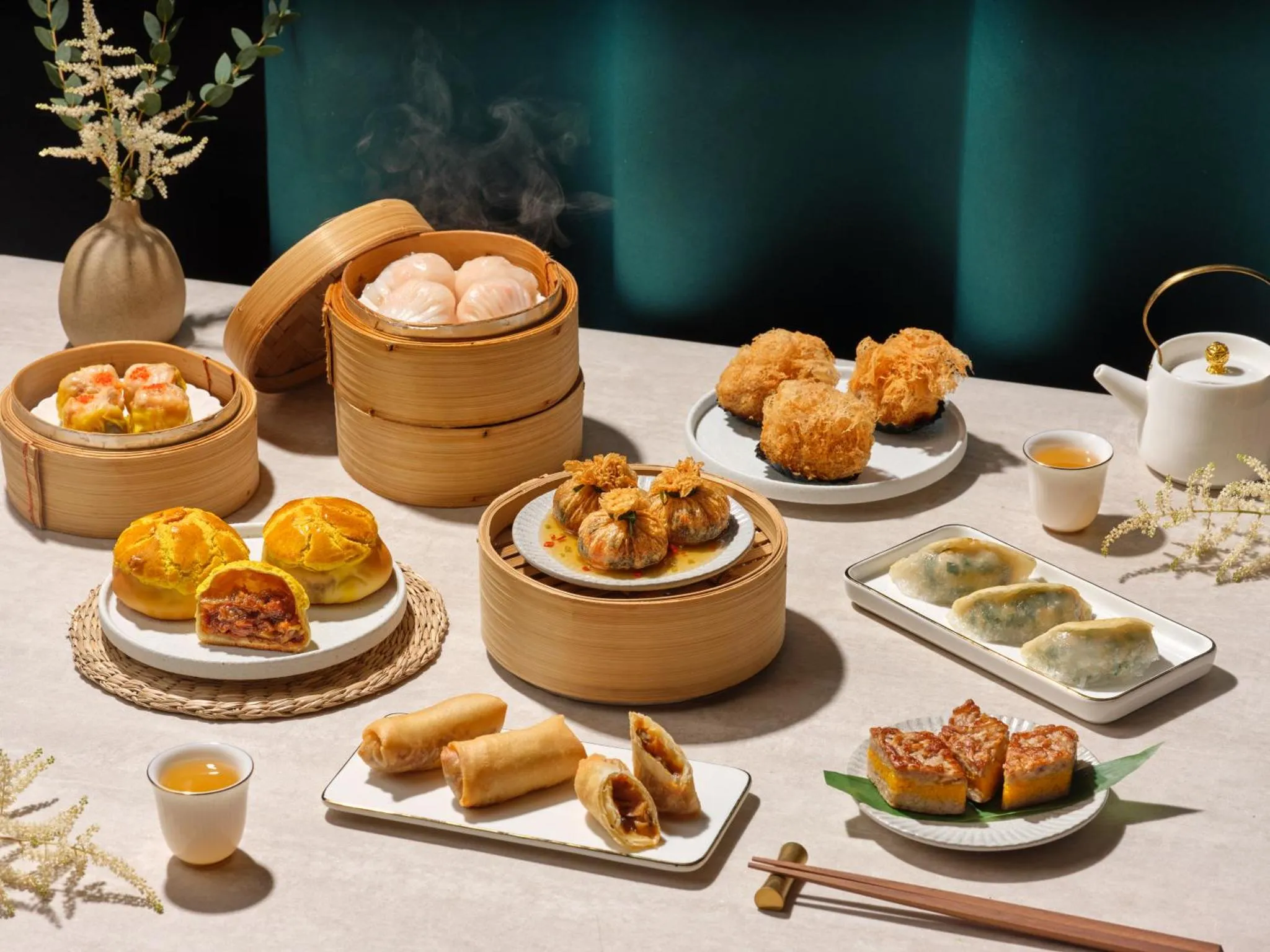 Assortiment de dim sum et de plats asiatiques présentés sur une table.