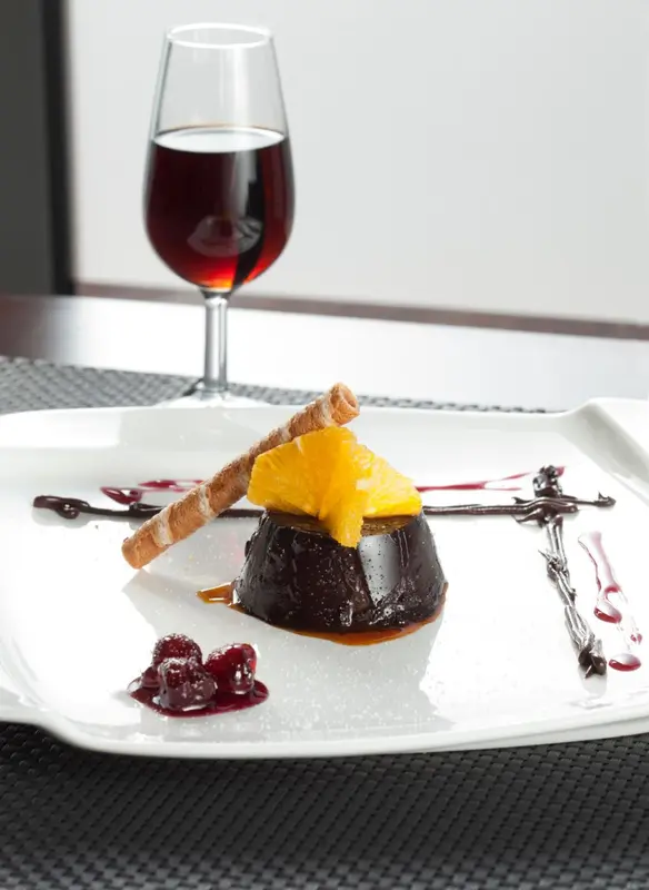 Assiette de dessert au chocolat, ananas et fruits rouges.