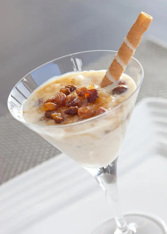 Un cocktail crémeux aux fruits secs est servi dans un verre à martini.