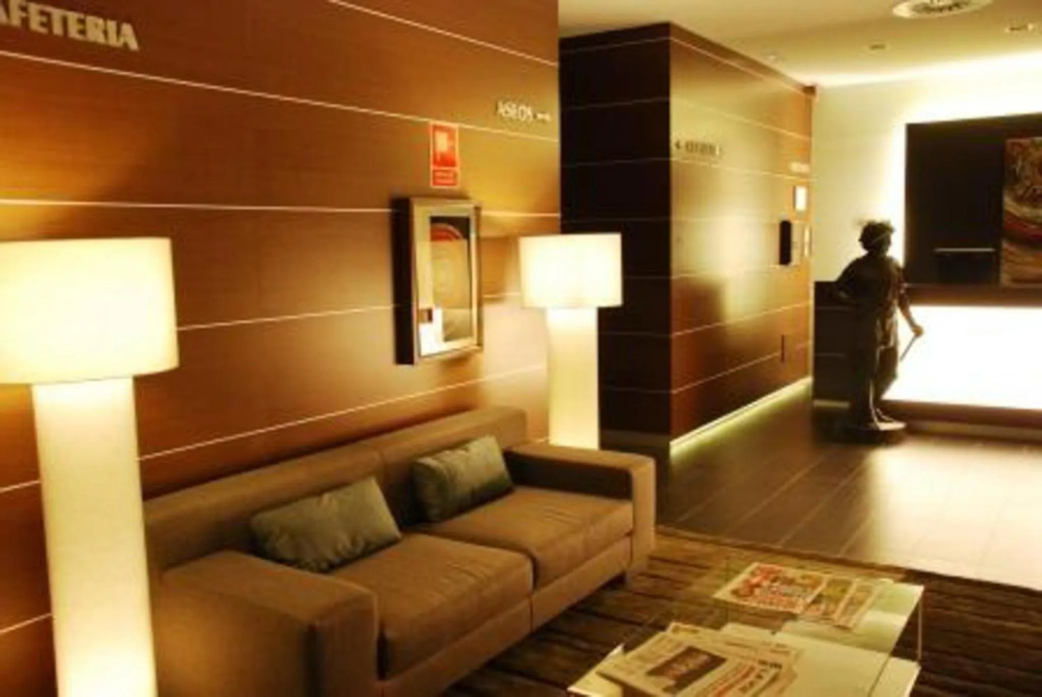 Un espace de détente avec canapés et lampes sur pied.