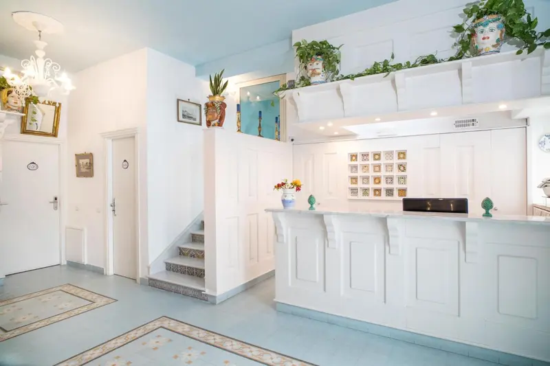 Un comptoir d'accueil lumineux dans un intérieur décoré de céramiques.
