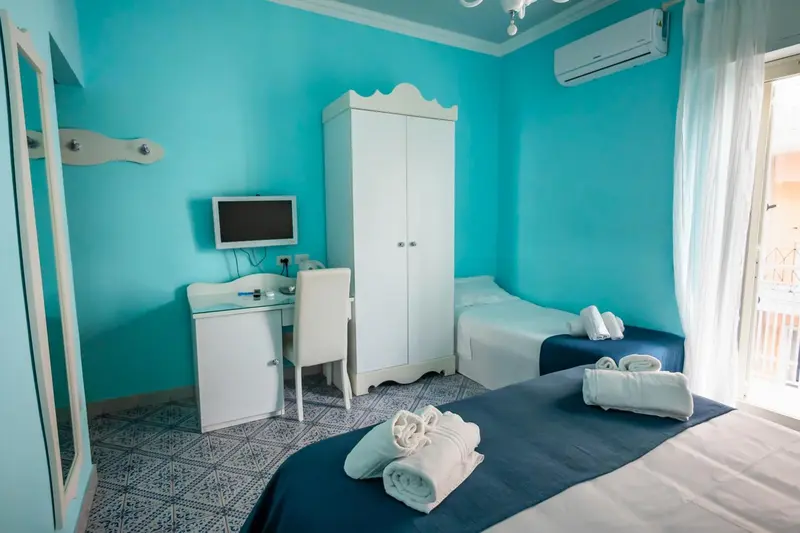 Une chambre lumineuse avec un lit et un bureau.