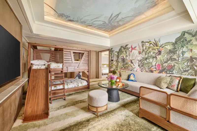 Une chambre familiale avec un lit superposé et un espace salon.